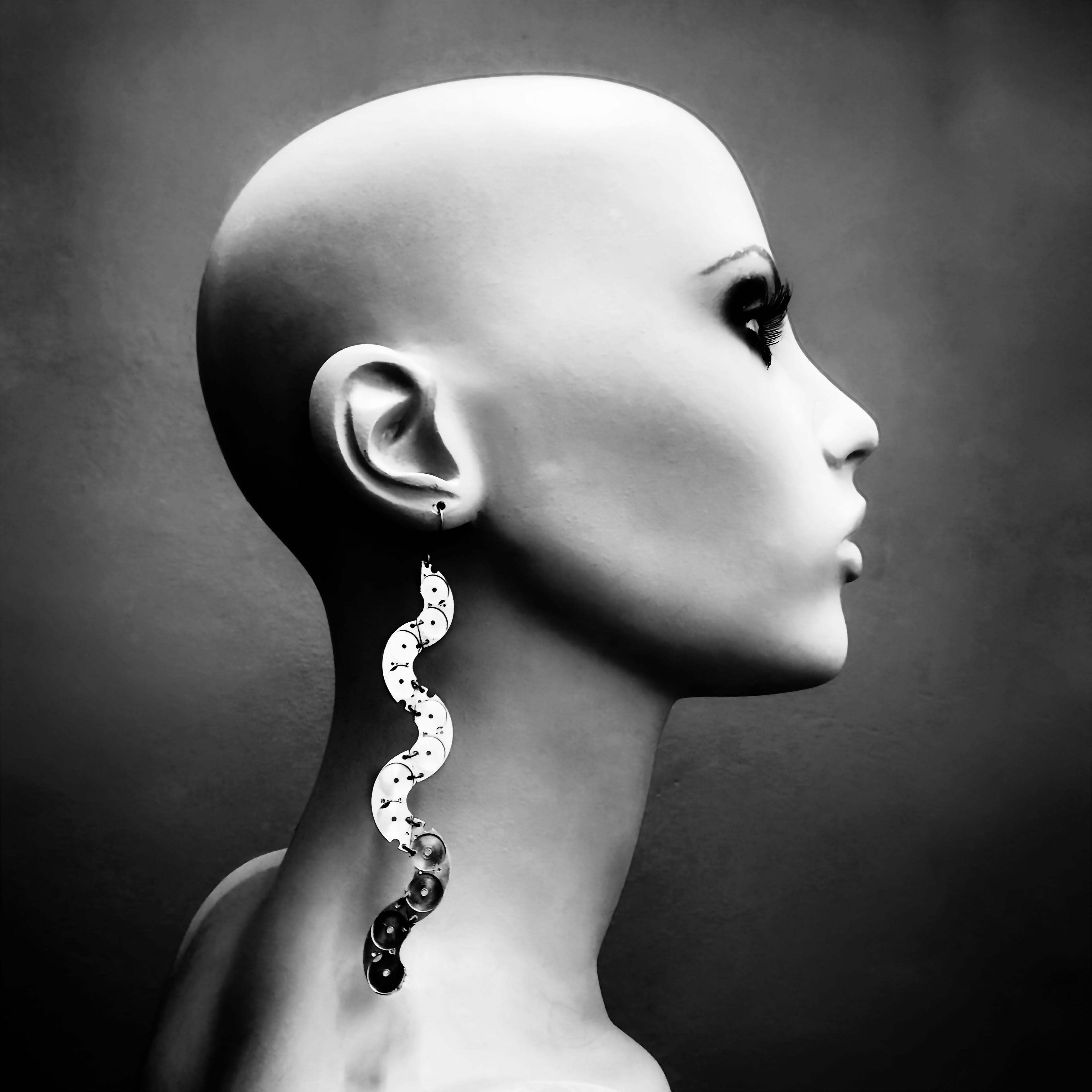 Sinuosa – Bronze Earrings – Articulated Mechanical Curve – Bitácora Collection