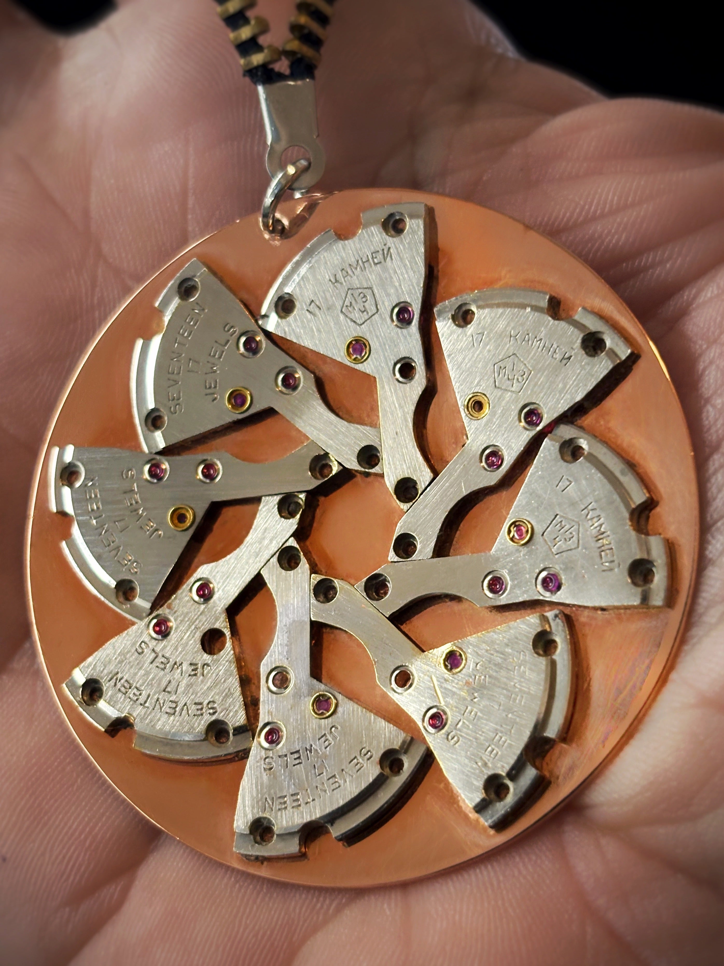 Kinetic Mechanical Pendant - Radial Watch Movement Composition - Bitácora Collection - Flux
